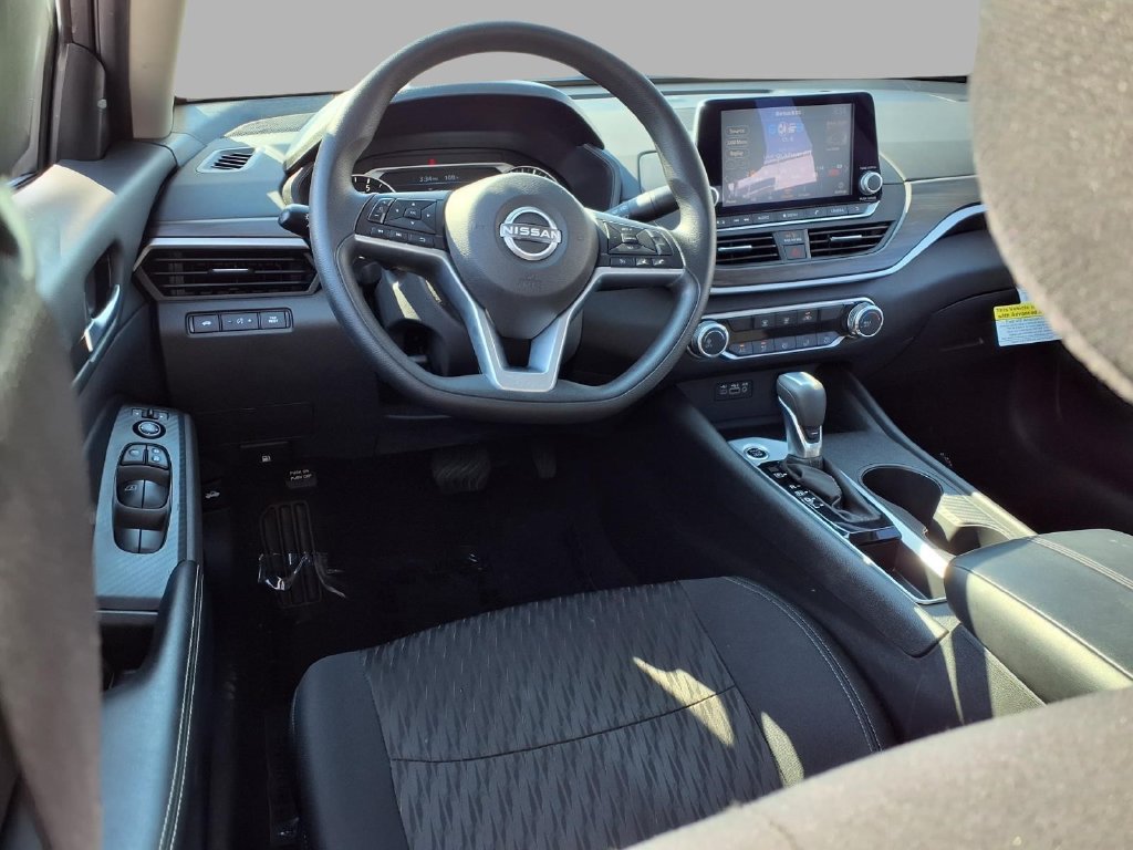 Used 2025 Nissan Altima 2.5 SV FWD image 5