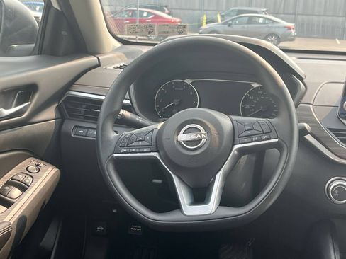 Used 2025 Nissan Altima 2.5 SV FWD image 24