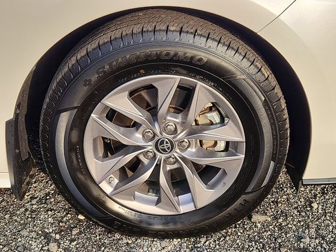 Used 2021 Toyota Sienna XLE image 8