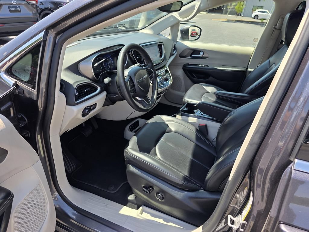 Used 2023 Chrysler Pacifica Touring-L FWD image 23