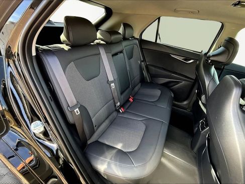 Used 2024 Kia Niro EX Touring image 29