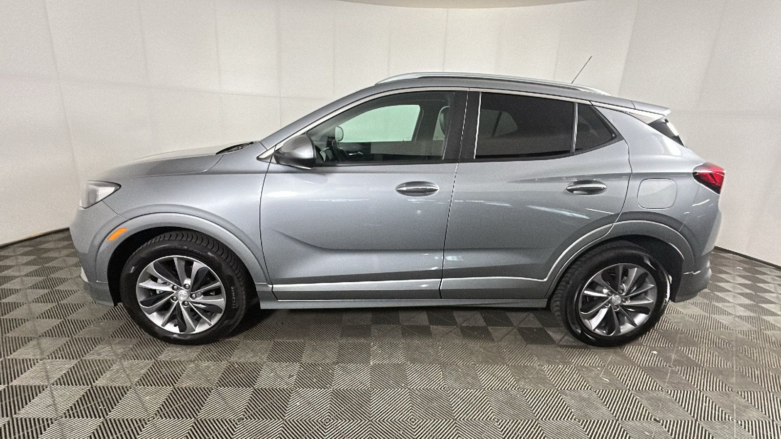 Used 2023 Buick Encore GX Select w/ Sport Touring Package FWD image 7