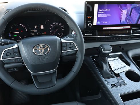 New 2026 Toyota Sienna XLE FWD image 18