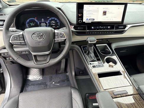 Used 2026 Toyota Sienna Platinum image 18
