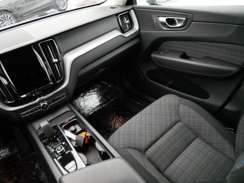 Used 2023 Volvo XC60 B5 Core image 11