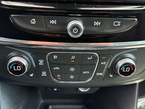 Used 2023 Chevrolet Traverse LT FWD image 17