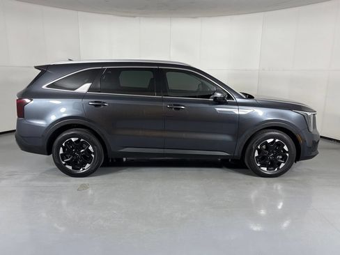 Used 2024 Kia Sorento S FWD image 9