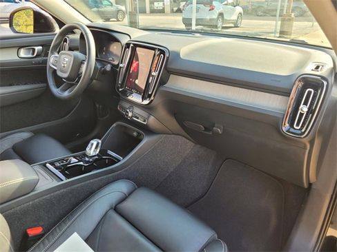 Used 2023 Volvo XC40 B4 Ultimate image 8