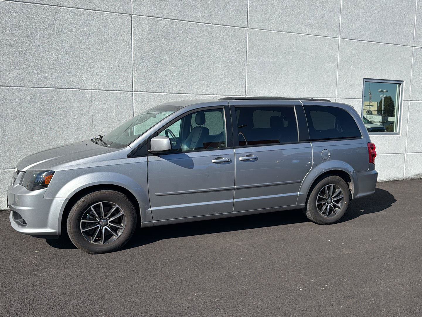 Used 2015 Dodge Grand Caravan R/T w/ Driver Convenience Group FWD image 2