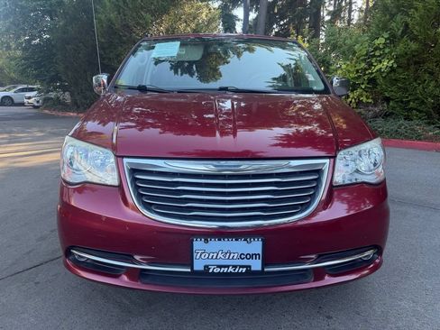 Used 2012 Chrysler Town & Country Touring-L w/ Driver Convenience Group FWD image 9