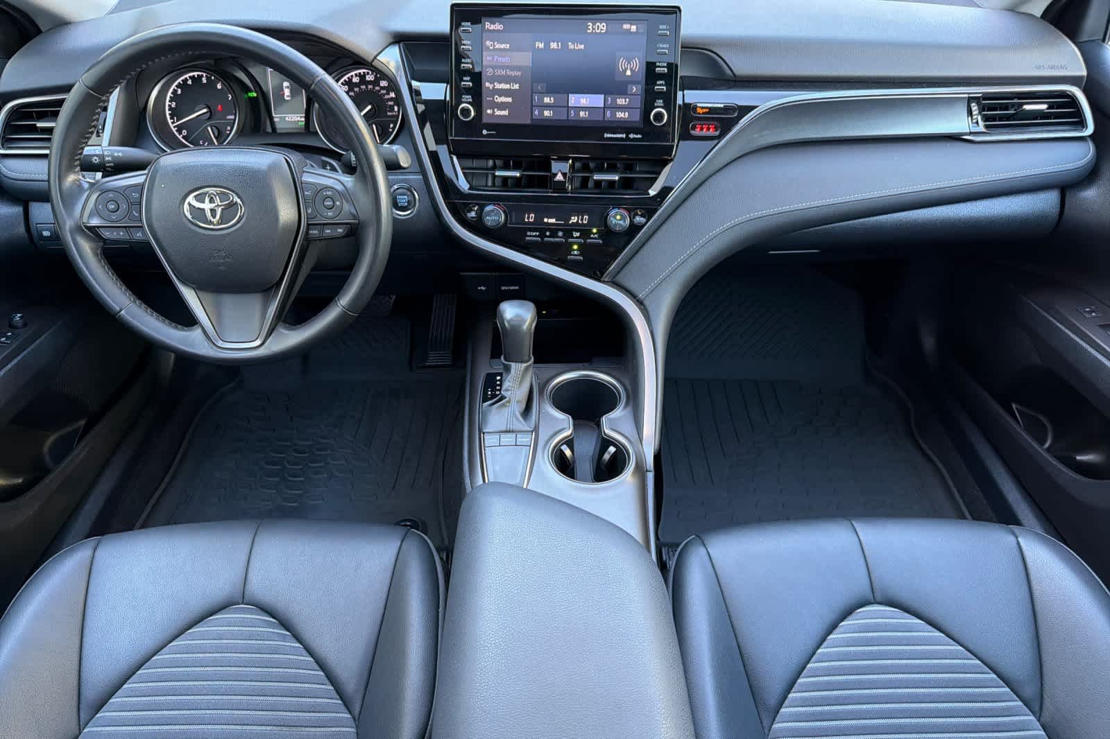 Used 2023 Toyota Camry SE w/ Audio Upgrade Package FWD image 3