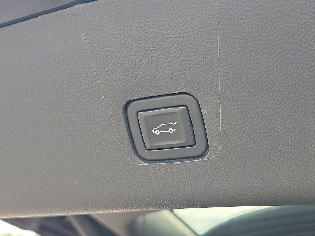 Used 2022 Chevrolet Traverse LT FWD image 37