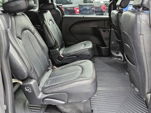 Used 2020 Chrysler Pacifica Touring w/ S Appearance Package image 17