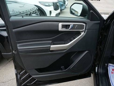 Used 2023 Ford Explorer XLT image 18