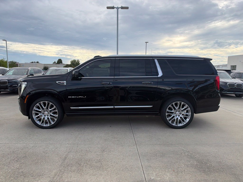Used 2025 GMC Yukon XL Denali w/ Denali Reserve Package AWD/4WD image 2