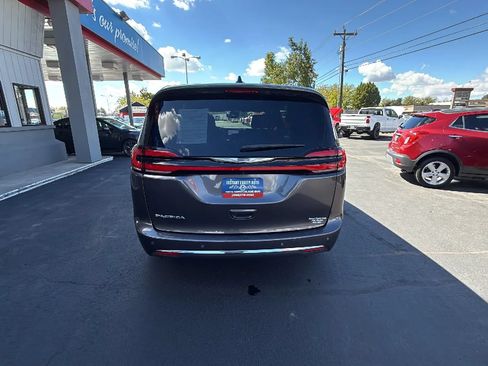Used 2023 Chrysler Pacifica Touring FWD image 5