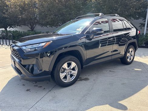 Used 2022 Toyota RAV4 XLE AWD/4WD image 3