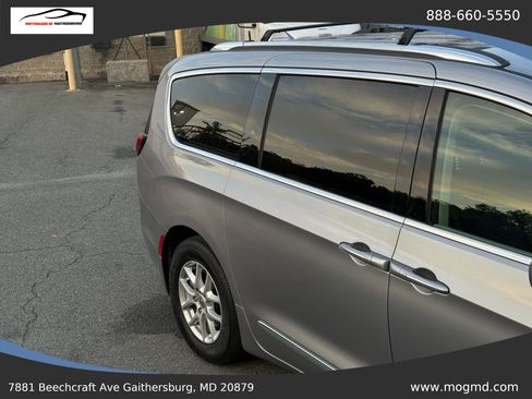 Used 2020 Chrysler Pacifica Touring-L image 3