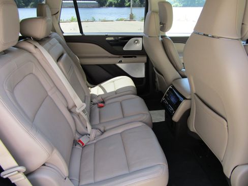 Used 2022 Lincoln Aviator Reserve w/ Equipment Group 201A AWD/4WD image 16