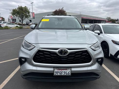Used 2023 Toyota Highlander LE FWD image 2