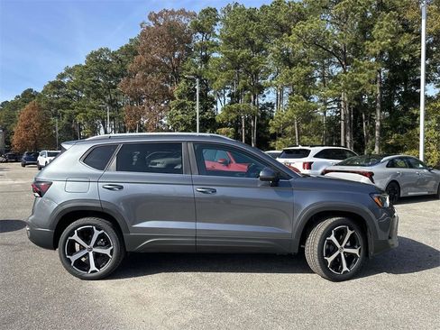 New 2026 Volkswagen Taos SEL image 32