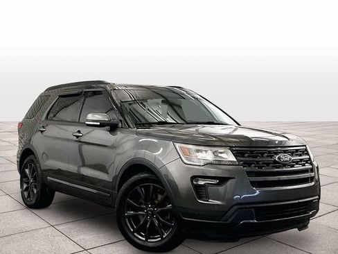 Used 2018 Ford Explorer XLT w/ Equipment Group 202A AWD/4WD image 3