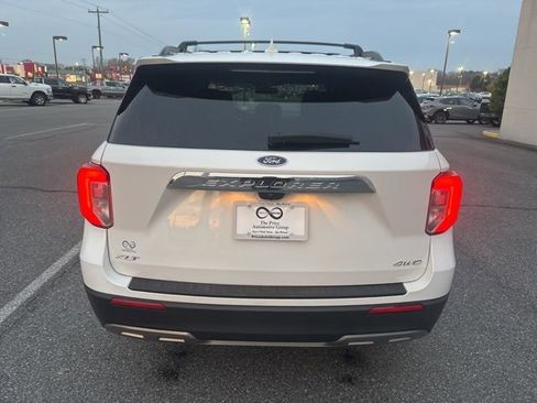 Used 2022 Ford Explorer XLT w/ Equipment Group 202A image 4
