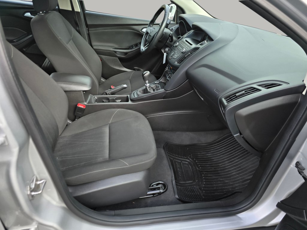 Used 2016 Ford Focus SE w/ SE Cold Weather Package FWD image 18