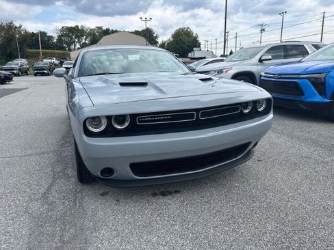 Used 2022 Dodge Challenger SXT image 2