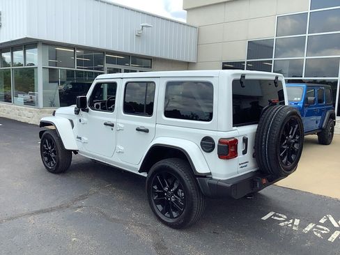 Certified 2025 Jeep Wrangler Unlimited Sahara w/ Safety Group AWD/4WD image 8