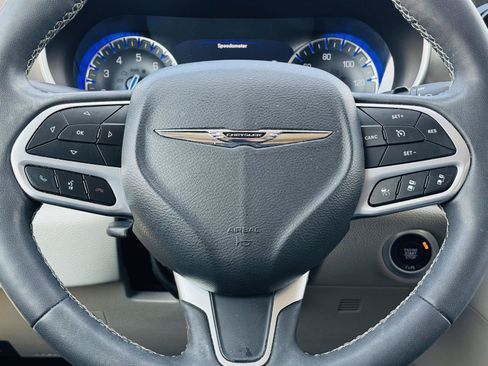 Used 2023 Chrysler Pacifica Touring-L FWD image 19