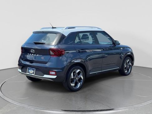 Used 2023 Hyundai Venue Limited FWD image 7