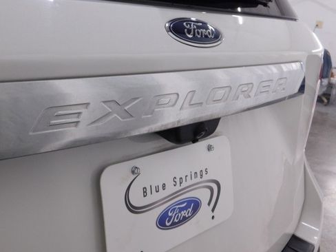 Used 2022 Ford Explorer XLT w/ Equipment Group 202A image 6