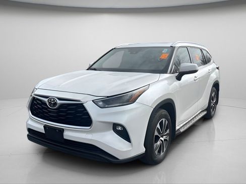 Used 2021 Toyota Highlander XLE image 9