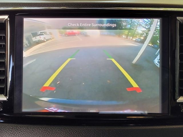 Used 2023 Chrysler Pacifica Touring-L FWD image 11