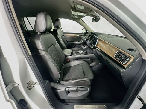 Used 2025 Volkswagen Atlas SE FWD image 34