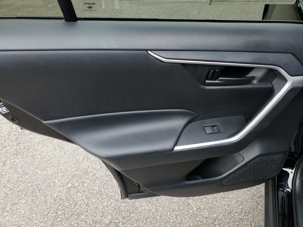 Used 2020 Toyota RAV4 LE FWD image 11