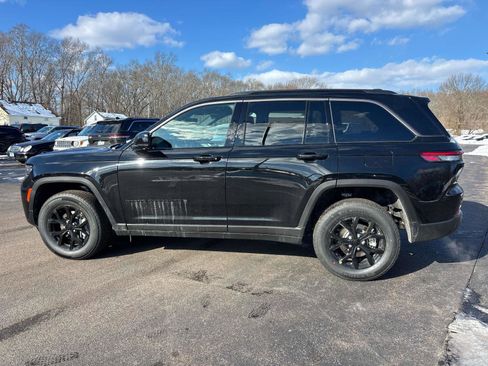 New 2026 Jeep Grand Cherokee Altitude image 2