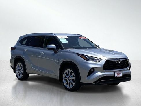 Certified 2024 Toyota Highlander Limited AWD/4WD image 12