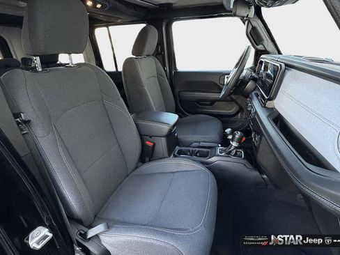 Used 2025 Jeep Wrangler Unlimited Sahara image 13