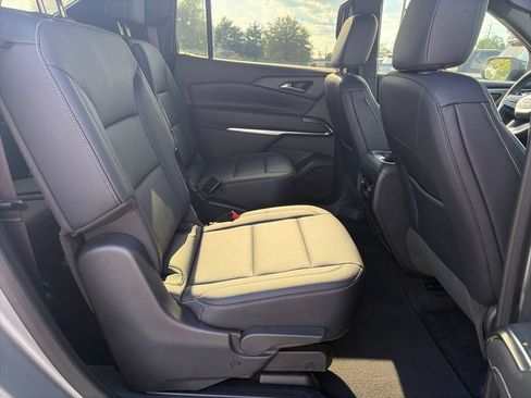 Used 2025 Chevrolet Traverse LT FWD image 13