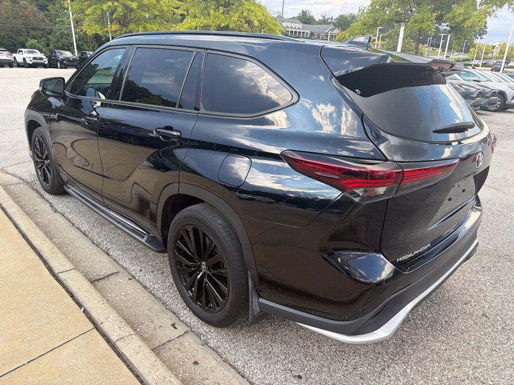 Used 2024 Toyota Highlander XSE FWD image 2
