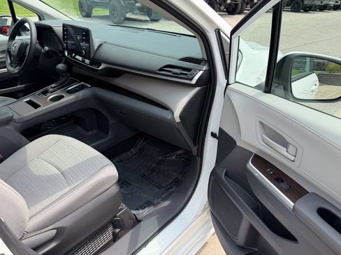 Used 2023 Toyota Sienna LE w/ LE Plus Package FWD image 22