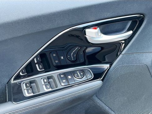 Certified 2022 Kia Niro LXS image 10