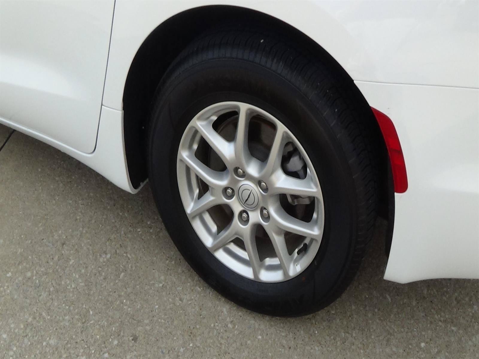 Certified 2025 Chrysler Pacifica Select FWD image 9