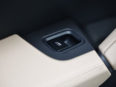 Certified 2025 Porsche Cayenne w/ Premium Package Plus image 27