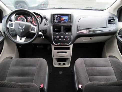 Used 2018 Dodge Grand Caravan SE w/ UConnect Hands-Free Group image 11