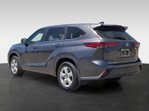Used 2023 Toyota Highlander LE AWD/4WD image 6