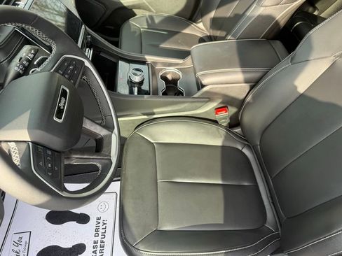 Used 2025 Jeep Grand Cherokee Limited image 18