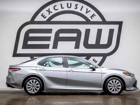 Used 2018 Toyota Camry LE image 8